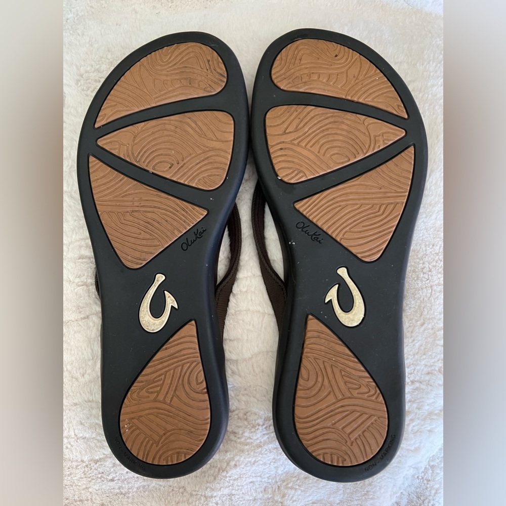 Size 9 Brown Olukai Sandals